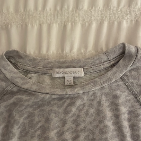 Beyond Yoga Leopard Printed Favorite Raglan Crew Pullover - Picture 3 of 3